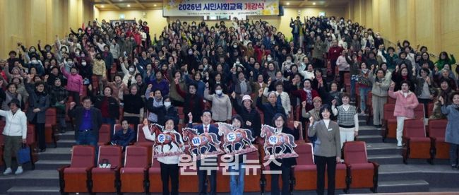 상반기 시민사회교육 개강식에서 교육생들이 파이팅을 외치고 있다.