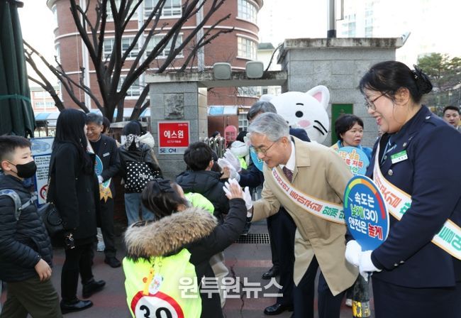 창원 웅남초에서 민관 합동 등굣길 교통안전 캠페인