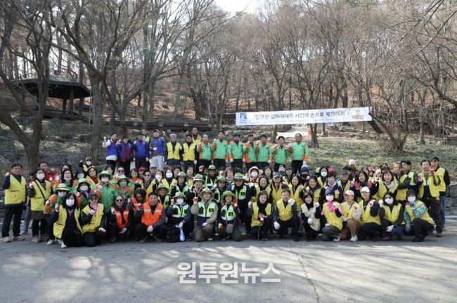 김현수 제1부시장과 봉사활동 참가자들이 기념사진을 촬영하고 있다.