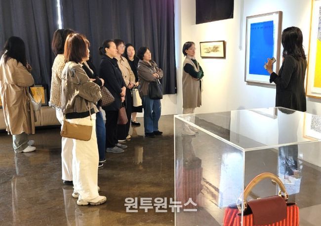 원신흥도서관 ‘아트컨티뉴갤러리’에서 작품 설명을 듣고 감상을 공유하고 있다.
