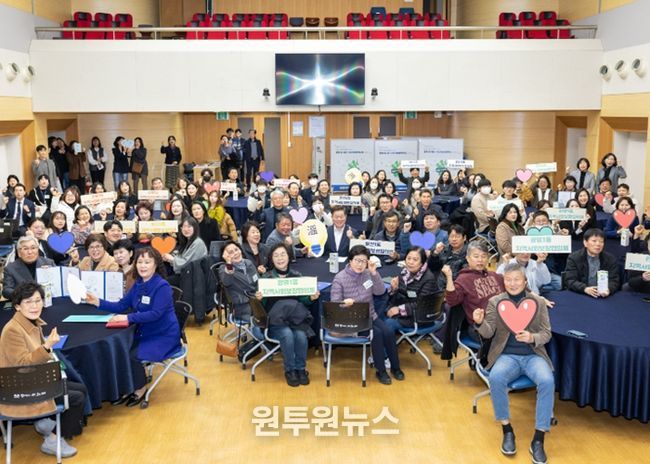 박승원 광명시장이 5일 광명시청 대회의실에서 열린 '2026년 동 지역사회보장협의체 1분기 신규위원 위촉식'에 참석해 위원들과 기념사진을 촬영하고 있다.