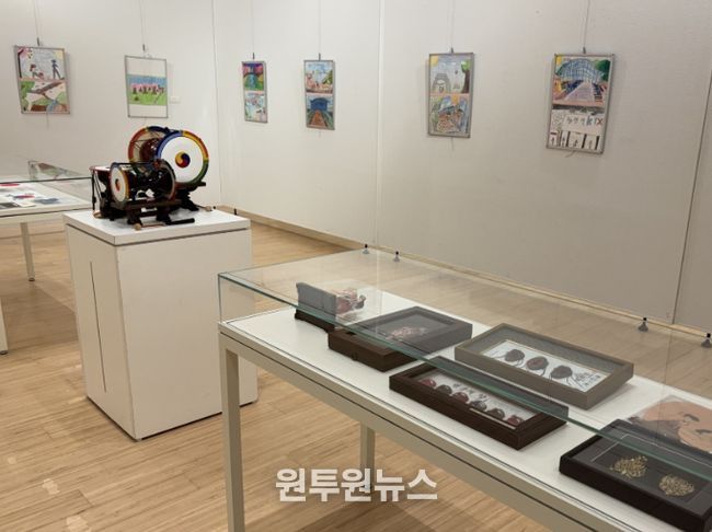 일본 야마토시 문화창조 복합시설인 시리우스 1층 갤러리에 전시 중인 광명시 어린이 작품과 한국 전통 물품.