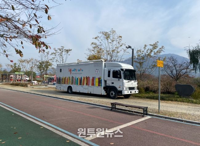 하남시 이동도서관 차량이 당정뜰에 정차중이다.