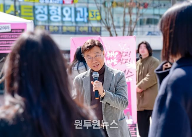 신상진 성남시장이 4일 판교 콘텐츠거리에서 미혼 직장인 교류 프로그램 ‘청춘 매칭 프로젝트 커넥터스(Connect-us)’ 프로그램에 대해 설명하고 있다.