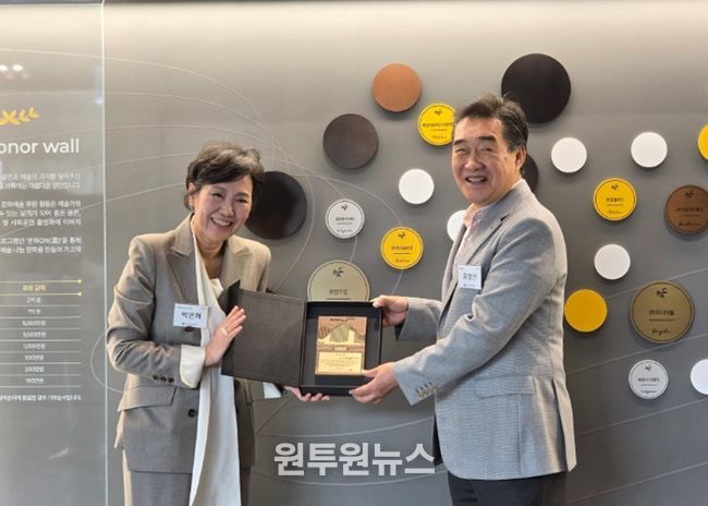 (왼쪽부터) 부천아트센터 박은혜 대표이사와 유진기업 유경선 회장_ 감사패 전달 사진, 사진제공=부천아트센터