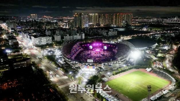 공연 열기로 가득찬 고양종합운동장 전경