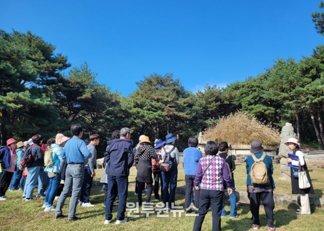 ‘동구릉 해설을 하고 있는 문화관광해설사의 모습’
