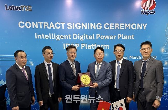 EVNGENCO3社의 납품사인 로터스와의 IDPP 설치 계약 체결식 (왼쪽에서 세번째 응우옌 응옥 또안 로터스 회장, 네번째 문일주 한전 기술혁신본부장)