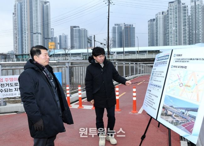 갈매천 자전거도로 연결 교량에 대해 보고받는 백경현 구리시장