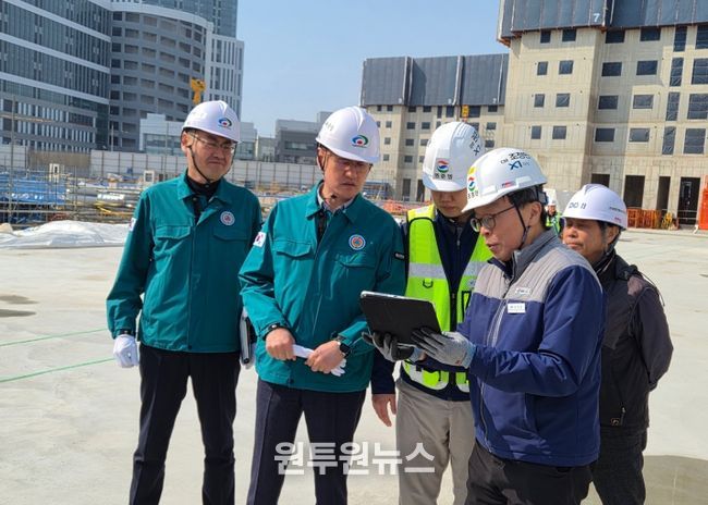 이경열 도시주택국장이 9일 해빙기를 맞아 주택건설공사 현장을 대상으로 안전점검을 실시하고 있다.