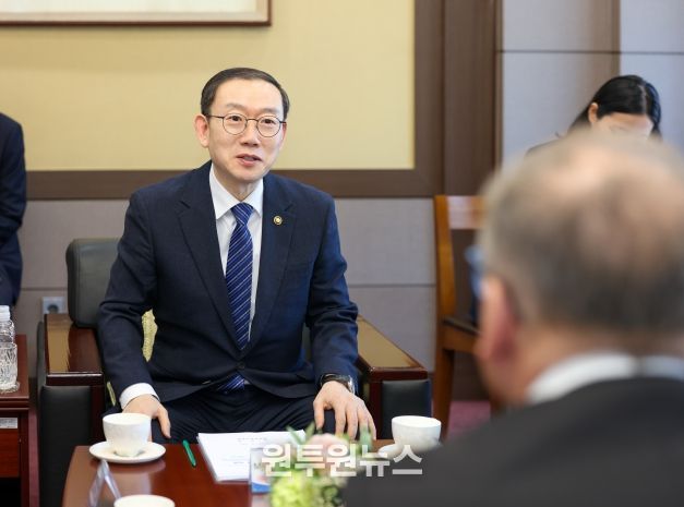 이명구 관세청장이 13일 서울본부세관에서 이반 얀차렉 주한 체코 대사를 만나 우리 기업의 체코 수출 확대를 지원하기 위한 양국 간 관세협력 방안을 논의하고 있다.