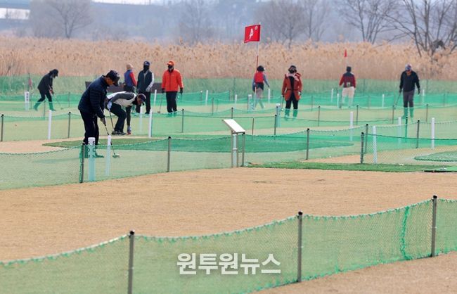 광산구가 지난 12일 운남동 107-3번지 일원에 9홀 규모인 운남파크골프장 조성을 완료해 시민들이 이용하고 있는 모습.