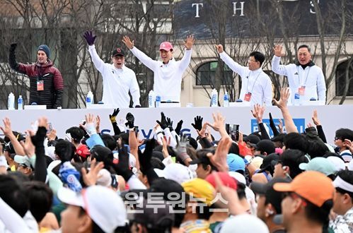 오세훈 서울시장이 15일(일) ‘2026 서울마라톤’ 참가자들을 응원하고 있다.