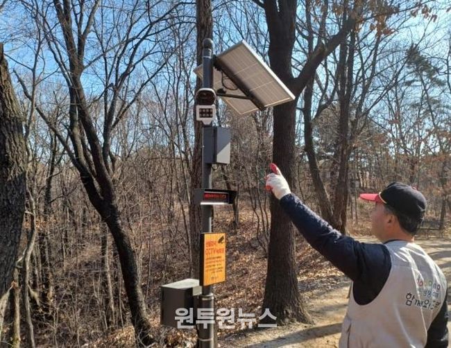 산불감시 블랙박스를 점검하고 있는 모습