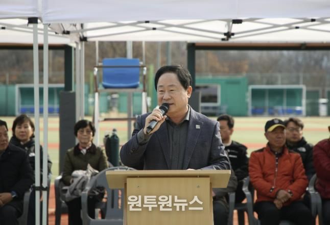 남양주시협회장기 테니스대회에서 선수들을 격려하고 있는 주광덕 시장