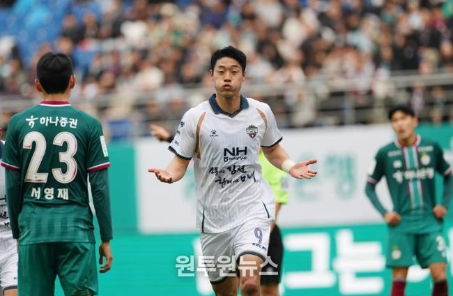 3월 14일 대전 원정경기에서 김천상무 이건희가 득점 후 세리모니를 하고 있다