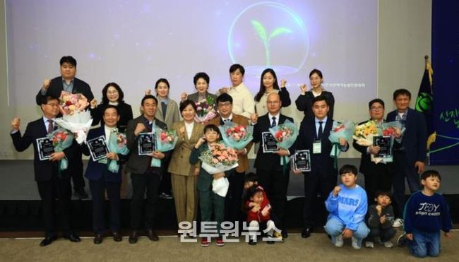 백문기 합천생약가공 영농조합법인 대표, 신지식농업인 장 수상-첫째줄 맨왼쪽