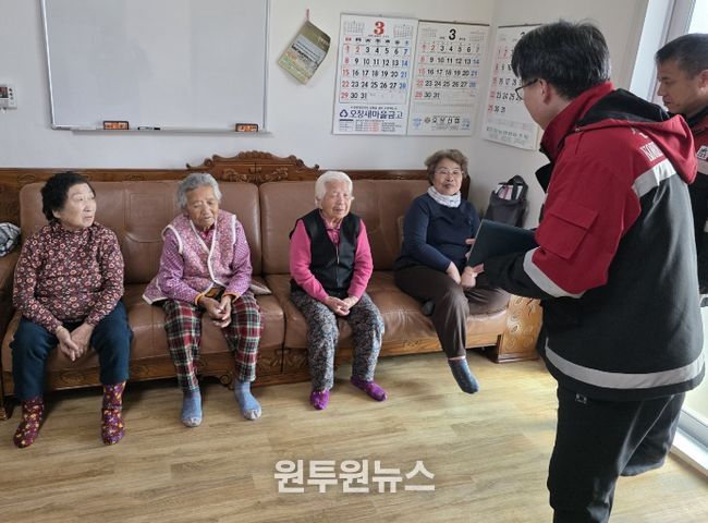 마을회관에 방문해 산불예방활동을 하고있다