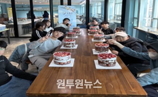 장흥군청소년수련관에서 열린 ‘딸기 케이크 만들기’ 체험에 참여한 청소년들이 각자의 개성을 담아 완성한 케이크를 들고 밝게 웃고 있다