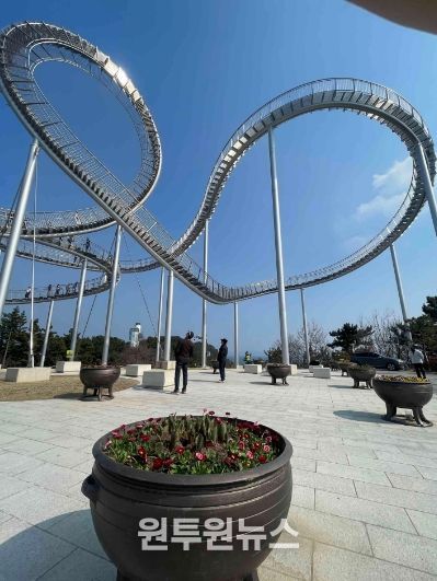 지난 주 포항시가 스페이스워크 일원에 봄맞이 다양한 봄꽃을 식재하고 있다.