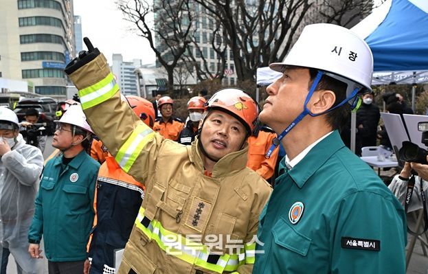오세훈 서울시장이 16일(월) 중구 소공동 소재 복합건축물 화재 현장을 찾아 피해 상황을 살피고 있다.