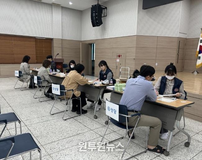 지난해 ‘찾아가는 건강상담실’ 참여자들이 건강 상담을 받고 있다.