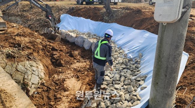 하천 수해 복구 사업을 진행하고 있는 모습