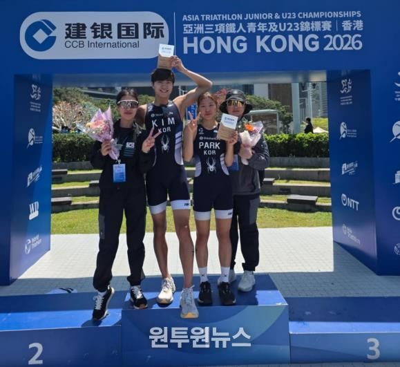 2026 홍콩 아시아 트라이애슬론 선수권대회 U-23 남자부에서 은메달을 획득한 김태기 선수(가운데)가 한국 선수 및 관계자들과 포디움에 올라 기뻐하고 있다.
