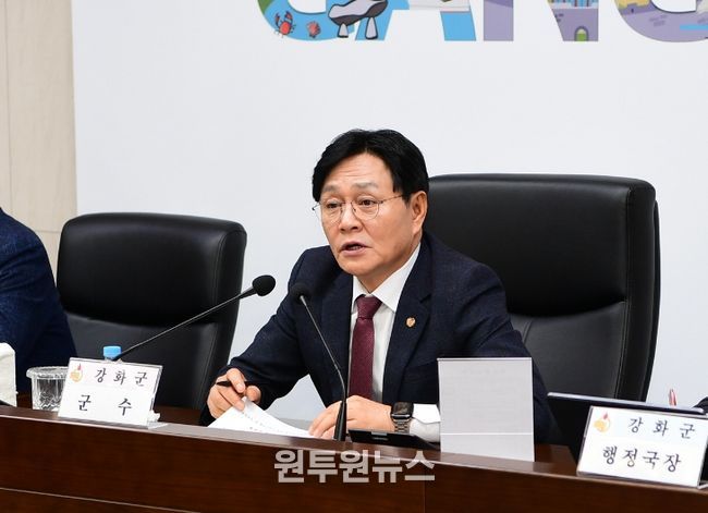 강화군, 하나라도 더 따온다… 공모사업 총력 대응(회의를 주재하는 박용철 군수)