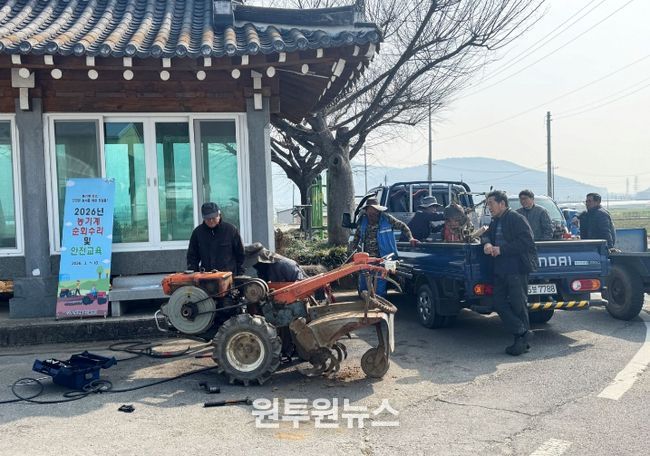 보성군, 2026년 농기계 순회 수리 행정서비스 지원_지난 3월 12일부터‘농기계 순회 수리 및 안전교육’을 하고 있다