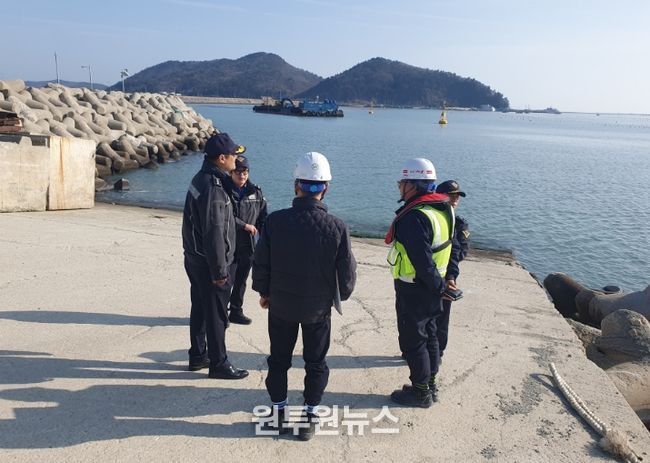 해상 공사 현장을 점검 중인 완도해경서장의 모습