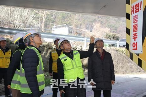 문석환 광주교통공사 사장(중앙)과 구조물 특급기술자 박준금 씨(오른쪽)가 17일 소태역 인근 철도 교량의 구조물 상태를 면밀히 점검하고 있다.