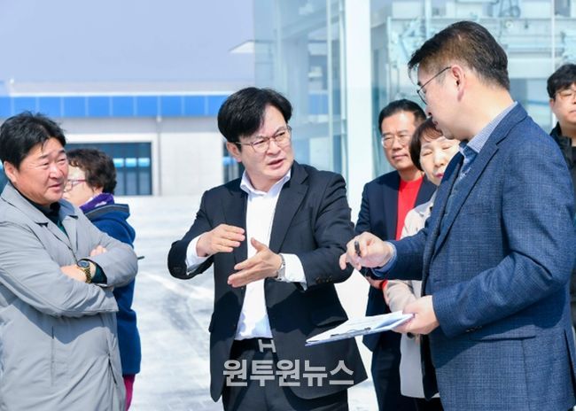 김병수 시장이 지난 16일 대곶면 대명항을 찾아 신축 수산물직판장을 점검하고 어업인들의 영업 환경을 살폈다.