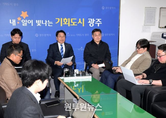 강기정 광주광역시장이 19일 시청 기자실에서 기자들을 만나 도시철도 2호선 1단계 18개 정거장의 역명 제정을 위한 시민 의견조사 결과 등에 대해 밝히고 있다. /광주광역시 제공