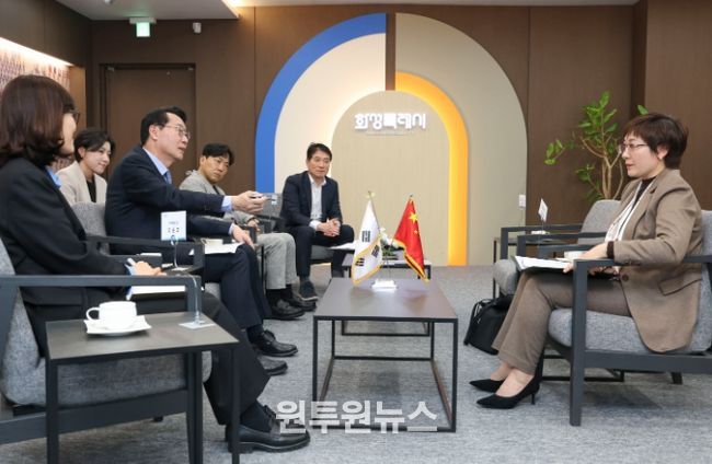 정명근 화성특례시장이 샤오간시 대표단과 공식 면담을 진행하며 교류 협력 방안을 논의하고 있다