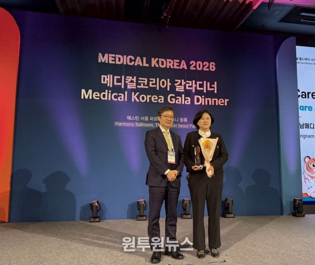 (왼쪽부터) 차순도 한국보건산업진흥원장, 김혜선 강남구 관광진흥과장