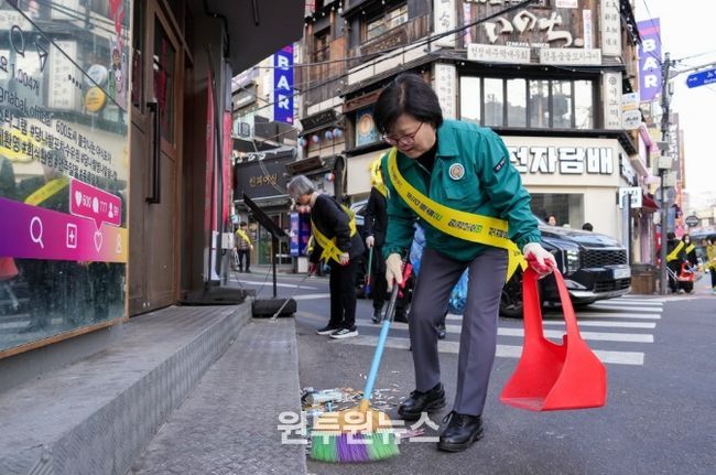 지난해 ‘봄맞이 대청소의 날’을 맞아 거리 청소에 참여한 이순희 강북구청장의 모습