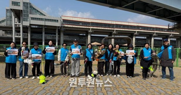 20일 안양천 반려동물 놀이터 일대에서 반려견과 함께하는 펫플로깅 봉사단 '기후반려견'의 2026년 1분기 정기 활동을 진행하고 기념사진을 촬영하고 있다.