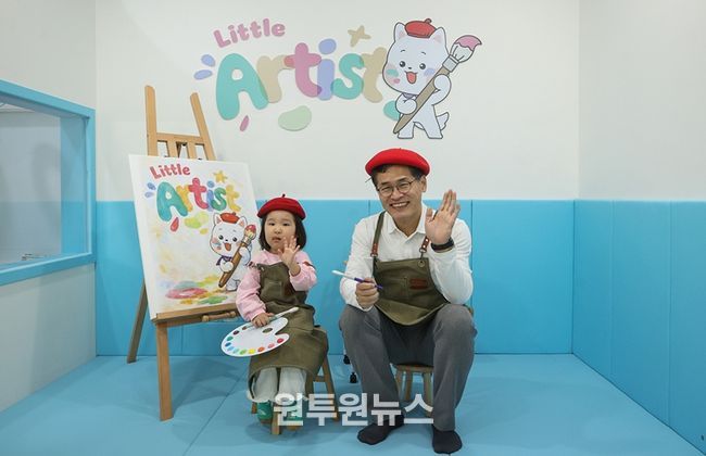 ‘서울형 키즈카페 목3동점’에서 어린이와 미술놀이 체험을 하고 있는 이기재 양천구청장