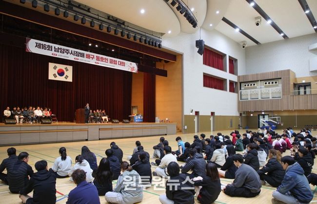 클럽리그 배구대회에서 인사말씀을 전하는 주광덕 시장