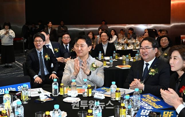 오세훈 서울시장이 21일(토) 강서구 코엑스 마곡에서 열린 '제41차 전국여약사대회'에서 개회를 축하하고 있다.