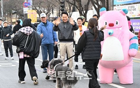 오세훈 서울시장이 22일(일) 오전 여의도공원에서 열린 '쉬엄쉬엄 모닝'에서 반려견과 함께 참여한 시민들의 완주를 응원하고 있다.