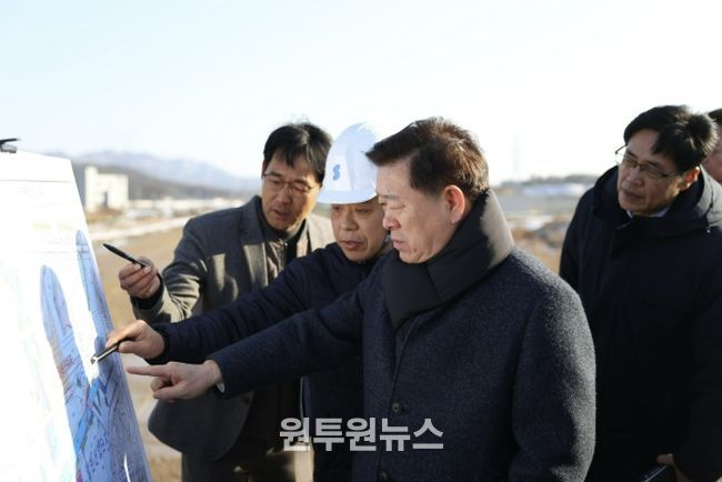 박승원 광명시장이 지난 2월 광명시흥 테크노밸리 공사 현장을 방문해 진행 현황을 점검하고 있다