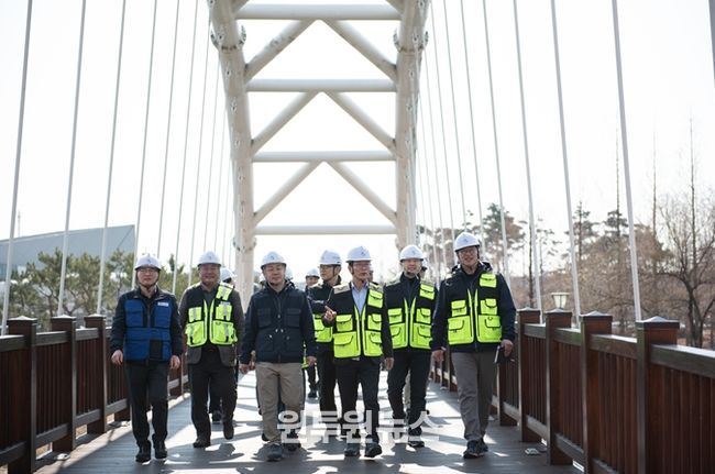 인천시설공단은 20일, 해빙기안전사고 예방을 위하여 청라공원사업단 현장을 대상으로 ‘CEO 주재’ 특별 안전 점검을 실시했다.