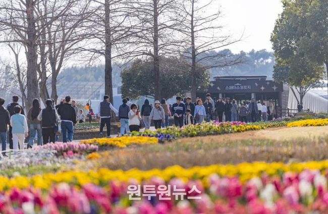 봄을 맞아 순천만국가정원을 찾은 사람들(2026년)