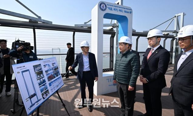 유정복 인천광역시장이 25일 청라하늘대교에서 개장을 앞둔 관광시설을 점검하고 있다.