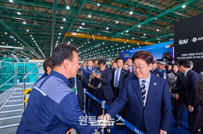 KF-21 양산 1호기 생산현장 시찰