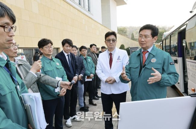 이상일 용인특례시장이 25일 '용인 동백 자율주행자동차 시범사업'을 앞두고 용인세브란스병원에서 차량에 시승하고 자율주행 체계와 안정성을 점검했다.