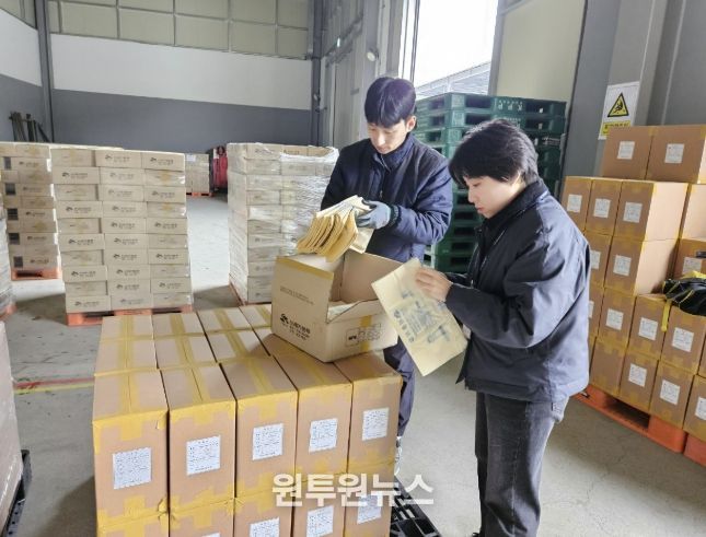 시청 직원들이 종량제봉투 창고에서 수급상황을 점검하고 있다