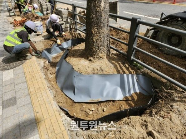 방근시트를 설치해 정비하는 모습